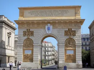 Montpellier - Arc de Triomphe, un tribunale e gli edifici della città