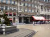 Montpellier - Place de la Comédie avec sa fontaine, ses terrasses de cafés et ses bâtiments