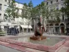 Montpellier - Fontaine de la place du Marché-aux-Fleurs, arbres et immeubles de la ville