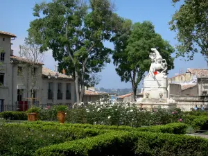 Montpellier - Posizionare il Canourgue fontana con gli unicorni, rosa (rosa), arbusti tagliati, alberi e case