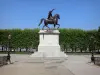 Montpellier - Place royale du Peyrou (promenade du Peyrou), statue équestre de Louis XIV, lampadaires et alignement d'arbres