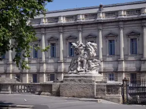 Montpellier - Statua della passeggiata Peyrou e la facciata del Palazzo di Giustizia