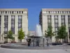 Montpellier - Quartier Antigone : place de Thessalie avec sa fontaine, ses bancs, ses arbres et ses immeubles