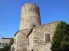 Montpeyroux - Donjon (toren) en de stenen huizen van het middeleeuwse dorp