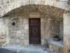 Montpeyroux - Voordeur van een stenen huis