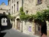 Montpeyroux - Facciata di una casa in pietra e porta fortificata