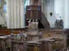 Montréal - Binnen in de collegiale kerk Notre-Dame: gebeeldhouwde houten kramen versierd met groepen in de rondte