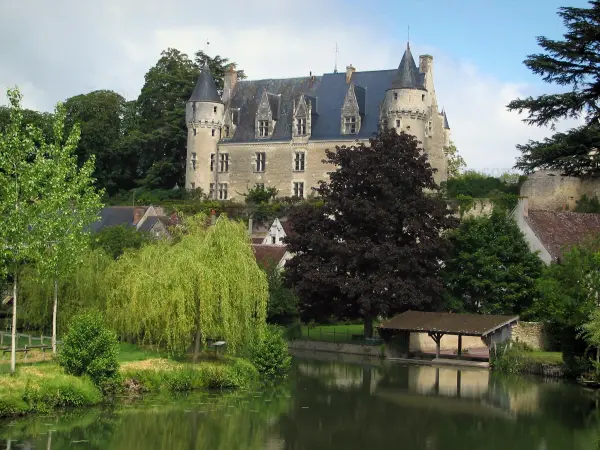 Montrésor - Renaissanceschloss, Bäume, Häuser des Dorfes, Waschhaus und Fluss (Indrois)