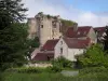 Montrésor - Tours (blijft) van het fort, dorp huizen en bomen