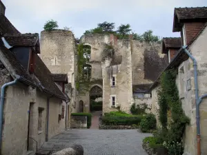 Montrésor - Überreste der Festung und Häuser des Dorfes