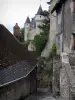 Montrésor - Steile straat van het dorp huizen en Renaissance kasteel