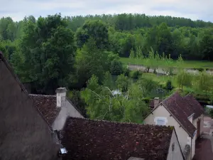 Montrésor - Häuser des Dorfes mit Blick auf den Fluss (Indrois) und die Bäume