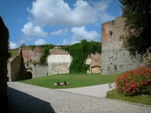 Montreuil-sur-Mer - Binnen de muren van de Citadel, wolken in de lucht