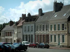 Montreuil-sur-Mer - Huizen van de stad en de wolken in de lucht