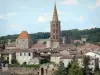 Montricoux - Vue sur le donjon de l'ancienne commanderie des Templiers, le clocher (de style toulousain) de l'église Saint-Pierre et les toits de maisons du village