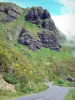 Monts du Cantal - Parc Naturel Régional des Volcans d'Auvergne : parois rocheuses surplombant la route