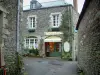 Guia do Morbihan - Rochefort-en-Terre - Casas de pedra, uma delas é adornada com uma loja especializada