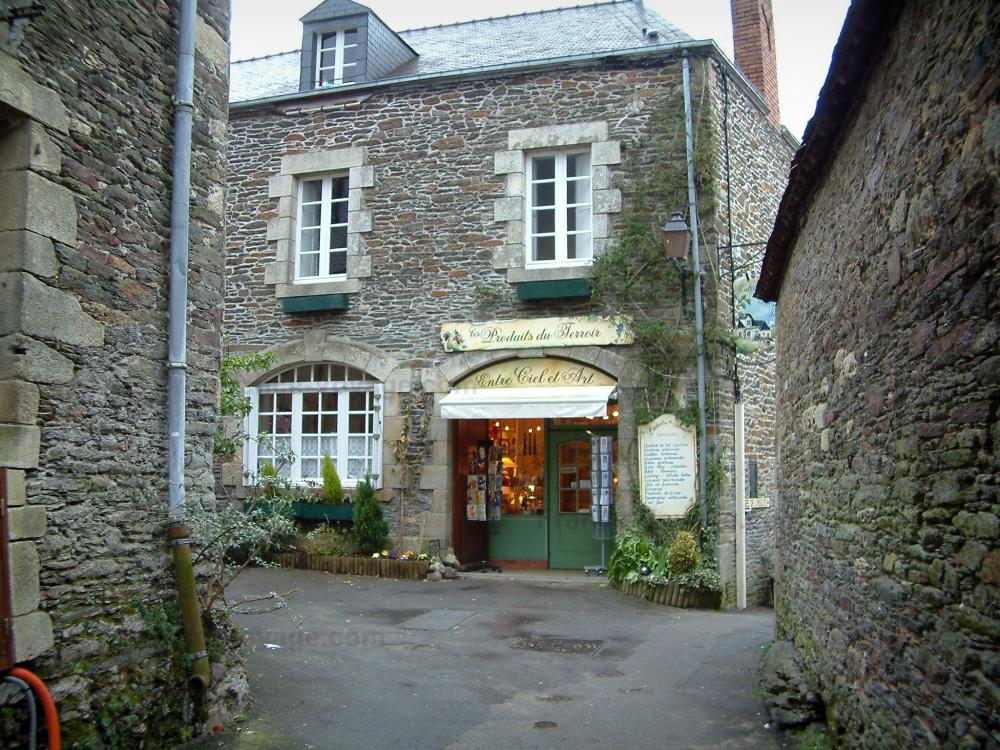 Guide du Morbihan - Rochefort-en-Terre - Maisons en pierre, l'une d'entre elles est ornée d'une boutique de spécialités
