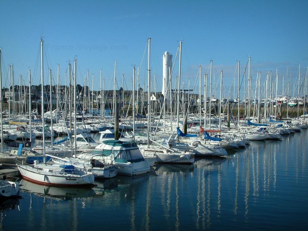 Guide du Morbihan - Golfe du Morbihan - Port du Crouesty : rangées de bateaux de plaisance