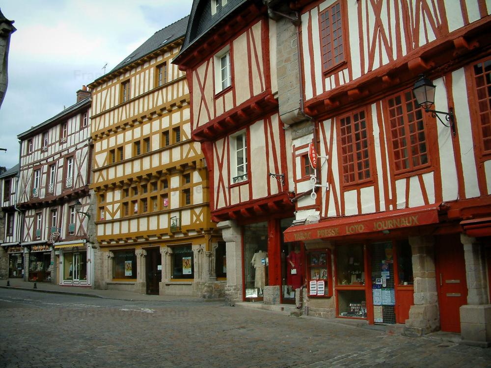 Guide du Morbihan - Vannes - Rue pavée avec anciennes demeures à pans de bois