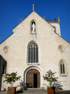 Morestelの - ゴシック様式の聖Symphorien教会のファサードと鉢の低木