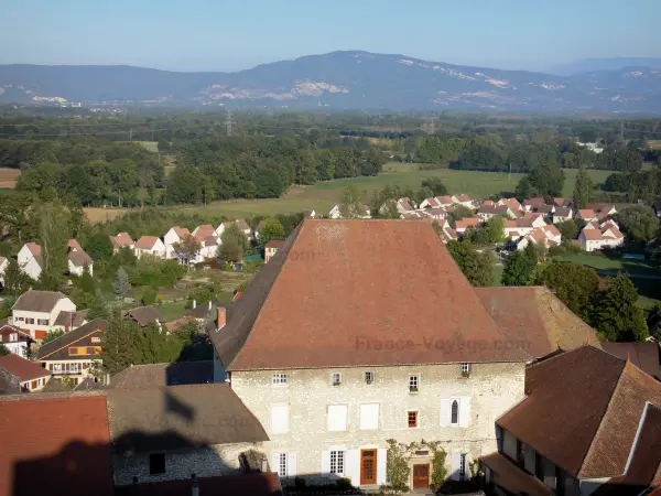 Morestel - Vista dos telhados das casas da cidade e da paisagem circundante