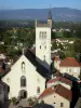 Morestel - Église gothique Saint-Symphorien et son clocher flanqué d'une tourelle en poivrière, et maisons de la ville