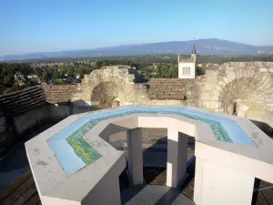 Morestel - Mesa de orientação do miradouro da torre medieval (antiga masmorra) com vista para a torre sineira da igreja de Saint-Symphorien, os telhados da cidade e a paisagem circundante