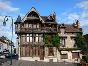 Moret-sur-Loing - Con entramado de madera de la fachada de la casa Racollet