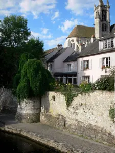 Moret-sur-Loing - Banco del Loing, las casas medievales y el campanario de Notre-Dame domina todos los