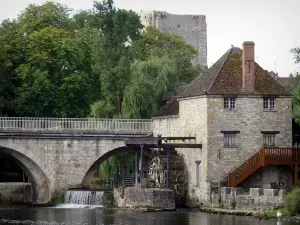 Moret-sur-Loing - Puente sobre el río Loing y el molino de agua