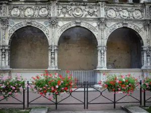 Moret-sur-Loing - Frente de la casa de Francisco I (sala de Chabouillé): Renaissance galería decorada con detalles tallados, geranios (flores)