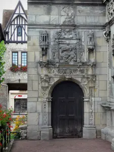 Moret-sur-Loing - Puerta de la casa de Francisco I (sala de Chabouillé) coronada por una salamandra tallada