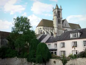 Moret-sur-Loing - Iglesia de Notre Dame, los árboles y las casas de la Edad Media