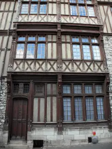 Moret-sur-Loing - Fachada de una casa antigua con paredes de madera