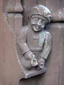 Moret-sur-Loing - Esculpida de caracteres (la escultura, la estatua) en la fachada de una casa antigua