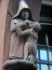 Moret-sur-Loing - Estatua de madera (escultura) en la fachada de una casa antigua