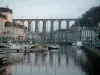 Morlaix - Viaduc, port avec bateaux et voiliers, et quais bordés de jolies demeures