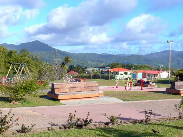 Le Morne-Rouge - Recreatiepark Cap 21 en reis sport voor de gezondheid, met uitzicht op het omliggende groene landschap