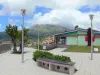 Le Morne-Rouge - Petite place agrémentée d'un snack avec vue sur les maisons de la commune au pied du volcan de la montagne Pelée 