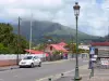 Le Morne-Rouge - Rue du bourg, bordée de maisons, avec vue sur le volcan de la montagne Pelée