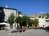 Morrer - Fachadas de casas e esplanada do café da Praça da República