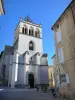 Morrer - Campanário da Catedral de Notre-Dame e fachadas de casas na cidade velha