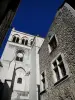Morrer - Campanário da Catedral de Notre-Dame e fachada de uma antiga casa na cidade velha