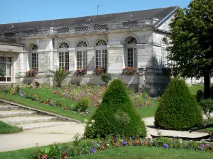 Mortagne-au-Perche - Parterres fleuris du jardin de l'hôtel de ville