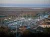Mortagne-sur-Gironde - Du bourg, vue sur les bateaux et les voiliers du port, les maisons, les marais et l'estuaire de la Gironde