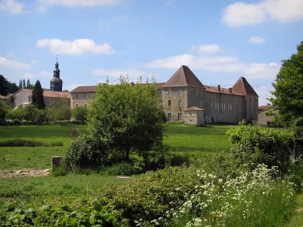 Mortemart - Zwiebelturm der Kirche (ehemalige Kapelle des Klosters der Augustins) und Kloster der Carmes