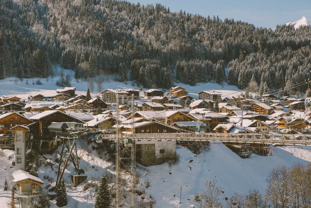 Morzine - Village de Morzine et sa passerelle