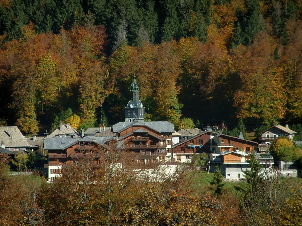 Morzine - Los árboles con los colores del otoño, la torre de la iglesia y casas de la aldea (estación de esquí y en verano), en el Haut-Blanc