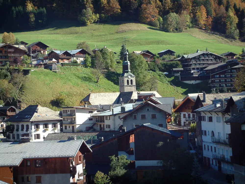 Morzine - Bäume, Alm, Glockenturm der Kirche, Häuser und Chalets des Dorfes (Sommer- und Wintersportort), im Haut-Chablais